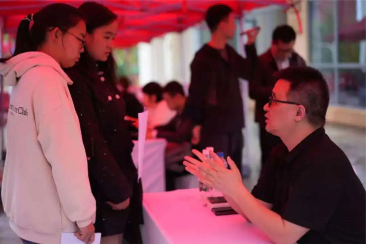 8f5b5479-c888-429c-8fd9-2a90801c9050